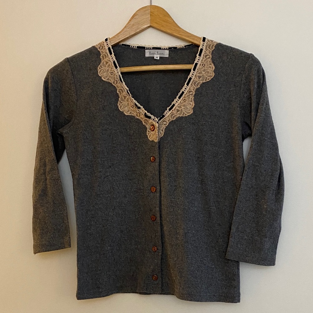 🎀3 for $19 ✨ Gray Cardigan with Cream Lace and Brown Button